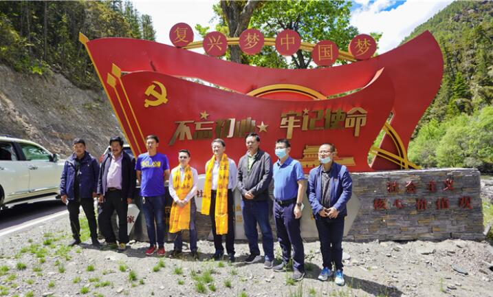 尊龙凯时集团党委书记、董事长任丁率队赴麻格同村推进对口帮扶工作