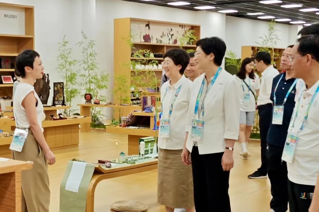 省、市领导视察大运村“有礼在四川”四川特色商品馆
