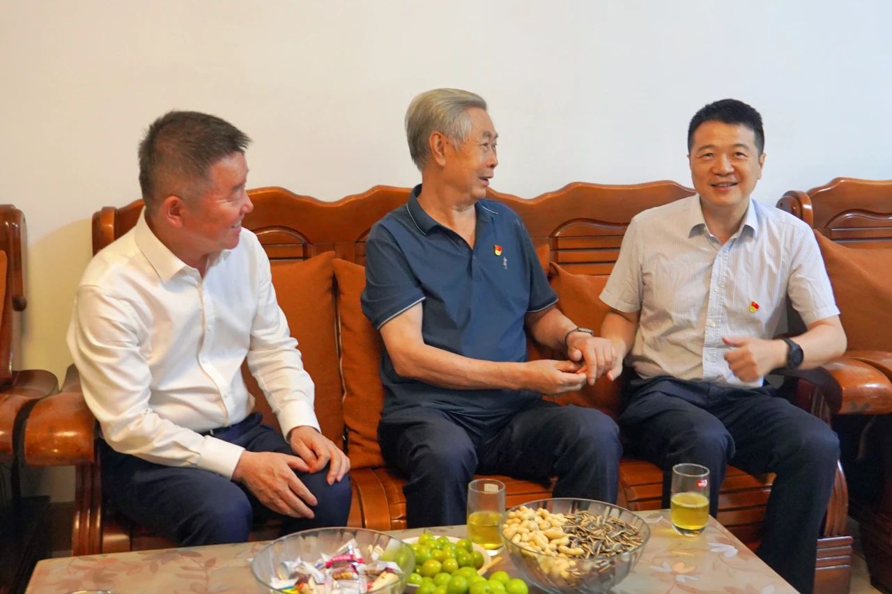 省尊龙凯时集团党委书记、董事长游勇开展“七一”走访