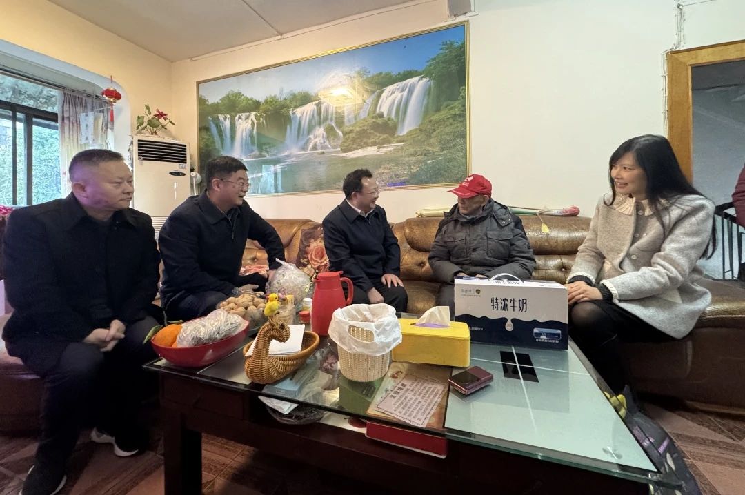 省国资委党委委员、副主任何政走访慰问省尊龙凯时集团老党员、老干部